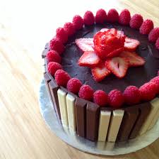 Gateau Kit Kat Triple Chocolat Pour La Fete De Benoit Weston Creation D Anne Marie Lelievre Desserts Food Cake