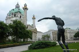 It is located in the innere stadt district. Fruhaufsteher Trifft Nachtschwarmer Am Karlsplatz