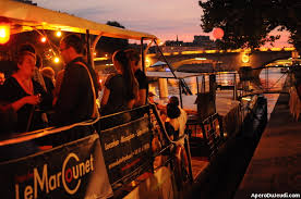 La péniche marcounet vous propose sa terrasse extérieure de mai à octobre samedi & dimanche 12h00 à 21h00 notre terrasse avec vue sur la seine et l'ile saint louis en semaine 12h00 à 21h00 reservations offertes à partir de 10 personnes (réservé au particuliers, et avant 19h30), 2 formules : Soiree Apero Du Jeudi Barbecue Sur Peniche Le Marcounet L Apero Du Jeudi