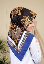 Michael Behrle Adli Kullanicinin Ladys With Silk Head Scarf Tied Under Chin Panosundaki Pin Esarp Sal