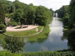 Он занимает площадь в 180 гектаров и является образцом . Sofievka Park Vikipediya