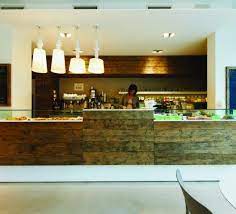 Idee Per Rivestire Un Bancone Bar Bancone Bar In Legno Bar In Legno Arredamento Caffetteria Banconi