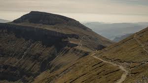 Vârful omu cel mai înalt din bucegi oferă niște priveliști minunate în orice direcție ai privi. O TurÄƒ ScurtÄƒ De ToamnÄƒ La Varful Omul Lively Romania