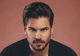 Tolgahan sayışman, ekoldrama ve ayla algan'dan uzun süre oyunculuk eğitimi aldı. Tolgahan Sayisman Celebrity Age Weight Height Net Worth Dating Facts