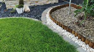 Grenzen sie wege klar mit der beeteinfassung ab. Rasenkantensteine Setzen Anleitung Fur Die Perfekte Mahkante In Beton