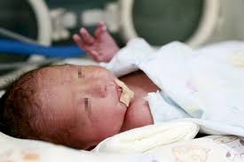 Pada sebagian masyarakat muslim indonesia memiliki sebuah kebiasaan mengadzani telinga bayi baru lahir. Wanita Yang Lahir Tanpa Rahim Dan Vagina Akhirnya Lahirkan Bayi