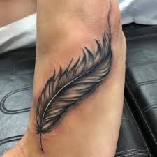 Defini Plume Tattoo Ce Tatouage Plume Noir Et Blanc Est Parfaitement Place Sur Le Cote Du Pied White Feather Tattoos Feather Tattoos Feather Tattoo