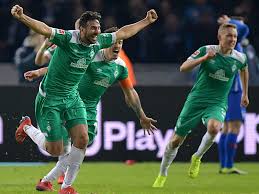 Erstens um ihren trainer bruno labbadia, der derzeit keinen guten lauf hat, zweitens um den kampf gegen den abstieg. 90 6 Claudio Pizarro Nimmt Hertha Mauer Als Ping Pong Hilfe Sv Werder Bremen Liegt Lange Verdient Zuruck Und Holt Ein 1 1 Kicker