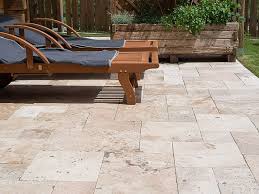 Dalle Rustic En Travertin Stonenaturelle Le Choix De L Elegance Stonenaturelle Pierre Naturell Travertin Terrasse Travertin Carrelage Terrasse Exterieur