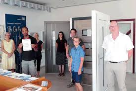 Beide haben ein ausgesprochenes interesse daran, dass das tbh seine aufgaben im bereich der berufsbildung wahrnehmen kann. Funf Jahre In Deutschland Nun Bereits Geselle Junger Mann Aus Mali Ist Jetzt Fensterbauer Emmerich Am Rhein