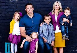 What To Wear In Family Pictures By Color 100 Ideas On This Link In All Colors Clic Family Portrait Outfits Family Picture Outfits Fall Family Photo Outfits