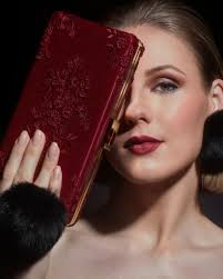 Brilla junto a tus mejores aliados para un look de noche. Accesorios  imprescindibles para brillar.