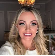 A Dr. Karin Krause Boneti médica dermatologista na Clínica Frémissant no  Condomínio Alphaville I. Feliz aniversário!