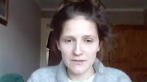 Elusen yn 'dal i gael cwynion' am ymateb heddlu i drais