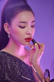 Itzy Looks Chic As Ever With Mac S Love Me Lipstick Koogle Tv Itzy Lia Kpop Girl Groups