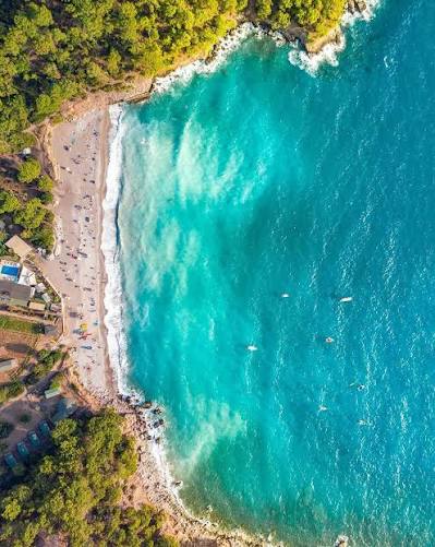 📍Kabak Koyu, Fethiye, Muğla Dünyanın koruma altına alınan 100 dağı  arasında yer alan Babadağ'ın eteklerinde, endemik bitki çeşitliliği, yaban  hayatı ve 200 metrelik koyuyla, özellikle genç seyahat se