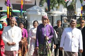 Jun 10, 2021 · pakaian adat suku dayak pakaian adat untuk wanita dinamakan ta'a dan untuk para lelakinya bernama sapei sapaq. Dengan Mengenakan Pakaian Adat Sunda Jokowi Pimpin Karnaval Di Bandung Aktual Com