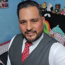 Mayito: “te voy a dar una bitácora para que sepas lo que voy a hacer en el  día”. Sian: “dale dale *se señala la mejilla* JAJAJA Sian no sabe lo que es