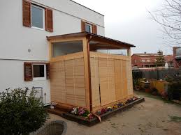 Dua kebutuhan ini sering bertentangan, jika jendela kaca dipakai untuk memasukkan cahaya ia juga membawa panas akibat radiasi matahari dan memerangkapnya di dalam rumah. 10 Tips Agar Rumah Sejuk Di Musim Kemarau Homify