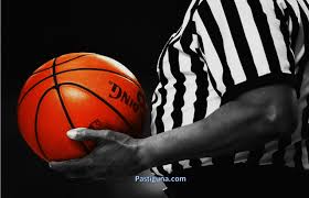 Setiap tim memiliki maksimal 5 pemain di lapangan dan dapat dilakukan pergantian sesuai keinginan. Peraturan Permainan Bola Basket Lengkap Dengan Penjelasannya