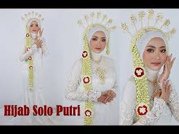 Kebaya jawa hijab hitam ini adalah salah satu ciri khas pengantin jawa, ditambah lagi dengan balutan kain bawahan batik cokelat sehingga lebih kontras dengan adat jawanya. Tutorial Hijab Solo Putri Youtube