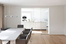 Schiebetur Kuche Wohnzimmer Modern Glas Transparent Weiss Holzboden Essbereich Jpg 750 501 Pixel Kuche Und Wohnzimmer Schiebetur Raumteiler Wohnzimmer Modern