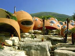 The Palais Bulles Of Pierre Cardin By Architect Antti Lovag Bubble House Crazy Houses Pierre Cardin