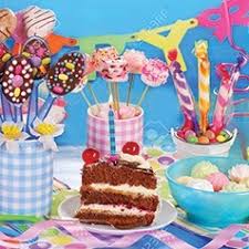 Decoración de tu mesa para cumpleaños con adornos, centros, servilletas, platos, vasos y una infinidad de productos ideales para tu celebración. Decoracion Ideas Y Adornos De Mesas Dulces Para Fiestas Fiestasmix
