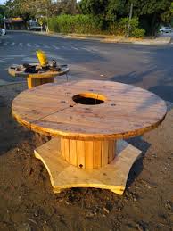 Mesa De 1 50 De Diametro Para Un Arbol Elaborada Con Una Bobina De Cable Bobinas De Madera Carrete De Madera Carretes De Cable