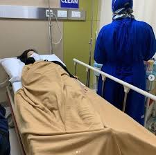 Foto orang sakit dirawat di rumah sakit. 7 Foto Bunga Zainal Dirawat Di Rumah Sakit Kerap Menangis Kesakitan Matamata Com