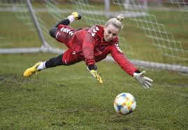 German goalkeeper nadine angerer came out on top in the voting for the best player in women's germany's legendary goalkeeper nadine angerer remembers her famous save of marta's penalty in. Eine Neue Torhuterin Fur Deutschland