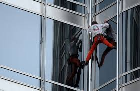 Tidak cukup eiffel tower, alain robert kemudiannya lebih ghairah untuk menawan kesemua bangunan tertinggi di dunia. There Was No More To Climb Spiderman News Emirates24 7