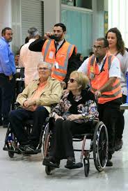 Age (at start of relationship). Tarcisio Meira E Gloria Menezes Usam Cadeiras De Roda Para Circularem Pelo Aeroporto Do Rio Quem Quem News