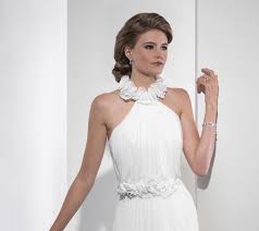 Diese haben wir zudem in einen direkten. Frisur Zum Neckholderkleid 25 Ideen Fur Ihre Hochzeit