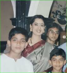 Shweta tiwari is a popular or famous indian actress and also a pretty model. Shweta Tiwari Shares Photo With This Co Star Reunites After 16 Years Newstrack English 1