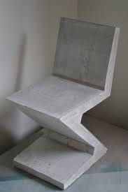 pin op betonnen meubels en objecten