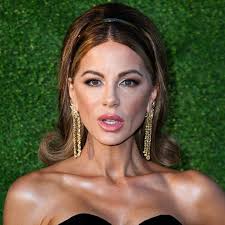 Emily Ratajwkoski Flashed Her Rock-Hard Abs At Milan Fashion Week In An  Iconic Versace Look