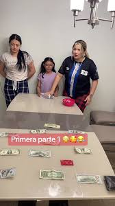 Reto divertido con botella de agua y dinero en efectivo