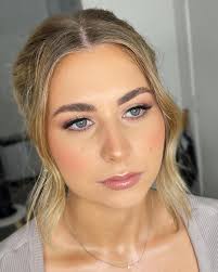 My signature look ✨ Last year I had a content day with the amazing  @lara.crouch and we came up with a makeup look that I wanted to have