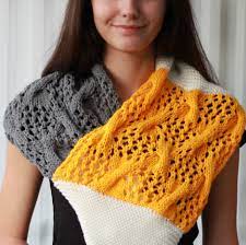Voilà un tuto pour plier et porter un bandana autour du cou ou dans les cheveux, en savoir plus sur nouer un foulard. Julia Infinity Cowl Knitting Pattern The Easy Design