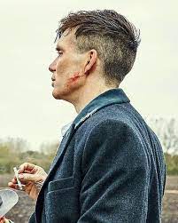 Tommy e arthur shelby sono i gangster protagonisti della serie ambientata a birmingham dopo la prima guerra mondiale, che sfoggiano cappotti . Pin On Peaky Blinders