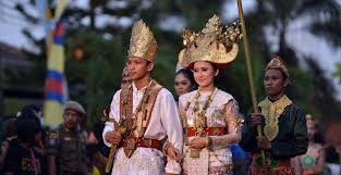 Akad nikah pasangan yang menikah di malaysia ini viral karena hanya dihadiri oleh 11 orang saja. Susunan Acara Ritual Dan Prosesi Pernikahan Adat Lampung