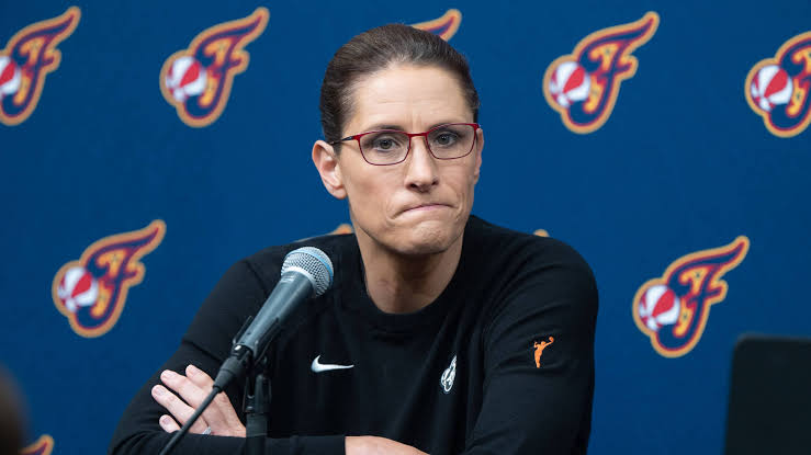 Head coach Stephanie White at a press conference., do AI tạo