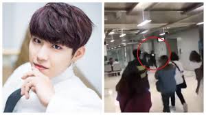 Ia dan daniel juga sebelumnya merupakan penari latar dari member . Viral Mantan Member Wanna One Lari Kencang Di Bandara Saat Sadar Dirinya Dikerubungi Fans Fanatik Tribunnews Com Mobile