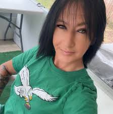 Any woman that keeps Arguing with you is hurt and cares about you. All  she's trying to do is tell you how you're hurting her so you can fix  it🗣️💔 Listen ❤️🌹