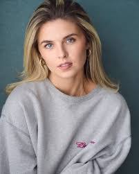 Erin Colwell's Instagram, Twitter & Facebook