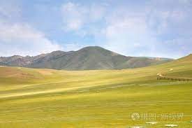 在乌兰巴托，蒙古大草原的蒙古包营地照片-正版商用图片0u2fta-摄图新视界