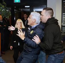 De stichting vrienden van roda jc heeft zich verbonden aan de roda jc voetbalacademie en geeft daarmee een extra impuls aan de ontwikkelingsactiviteiten die er vanuit de voetbalacademie worden. Roda Kerkrade Wutende Fans Werfen Ungeliebten Investor Aus Stadion Welt