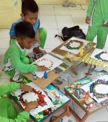 Rpph paud tema alam semesta semester 2 tahun pelajaran 2018 2019 arsip paud. Kreasi Gerhana Matahari Dengan Tehnik Usap Abur Dunia Belajar Anak