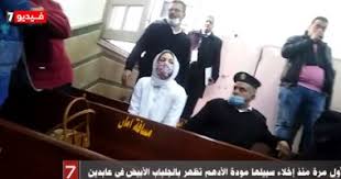 في حال رفعت الزوجة دعوى الخلع قبل الدخول مع إعادة المهر المقبوض والهدايا ورفض الزوج ذلك، تتم إحالة الدعوى إلى خبيرين يصلحان بينهما خلال ثلاثين يوماً، فإن لم يتمكنا يُفرَّق بينهما مع رد الزوجة لقيمة المهر والهدايا. Ø­Ù†ÙŠÙ† Ø­Ø³Ø§Ù… ÙˆÙ…ÙˆØ¯Ø© Ø§Ù„Ø£Ø¯Ù‡Ù… ØªØ¸Ù‡Ø±Ø§Ù† Ø¨Ù…Ø­ÙƒÙ…Ø© Ø¹Ø§Ø¨Ø¯ÙŠÙ† Ø¨Ù€ Ø§Ù„Ø£Ø¨ÙŠØ¶ ÙÙŠØ¯ÙŠÙˆ Ø§Ù„ÙŠÙˆÙ… Ø§Ù„Ø³Ø§Ø¨Ø¹
